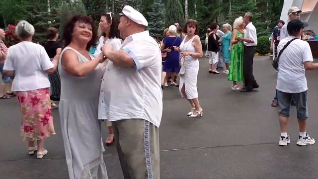 Я НЕ МОГУ СМОТРЕТЬ, КАК ТЫ РЯДОМ ИДЁШЬ С ДРУГИМ! СЧАСТЛИВЫЕ МОМЕНТЫ ИЗ ПАРКА ГОРЬКОГО ХАРЬКОВ ТАНЦЫ смотреть онлайн