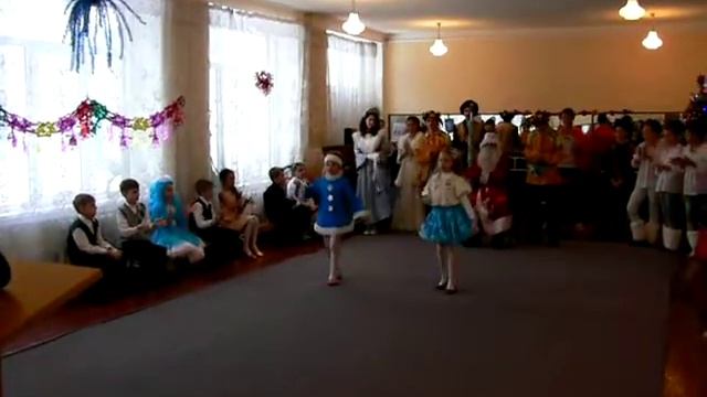 "Бубенцы". Олеся и Ксюша, 2-В класс, новогодний утренник. смотреть онлайн