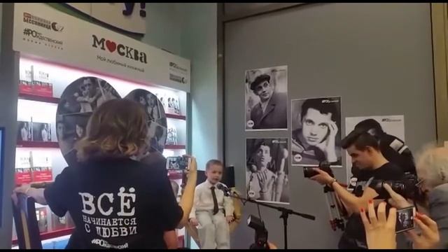 Сыновья читают стихи Максиму Аверину на Рождественских чтениях смотреть онлайн