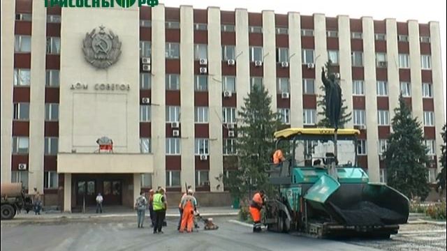 Специалисты ульяновской подрядной организации приступили к укладке асфальта на площади Советов смотреть онлайн