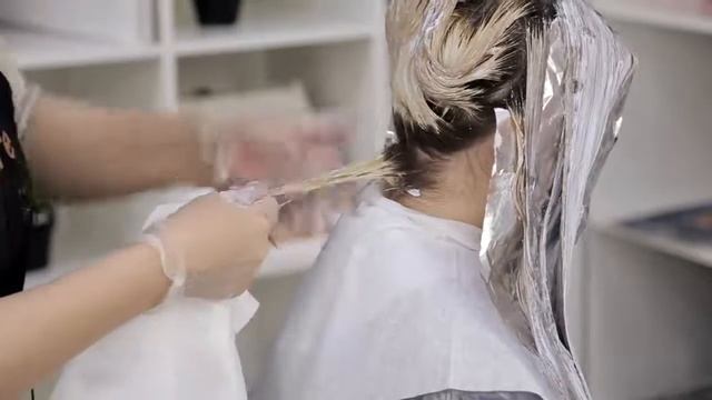 Как из темного оттенка перекрасить волосы в клубничный блонд | Модное осветление и окрашивание воло смотреть онлайн