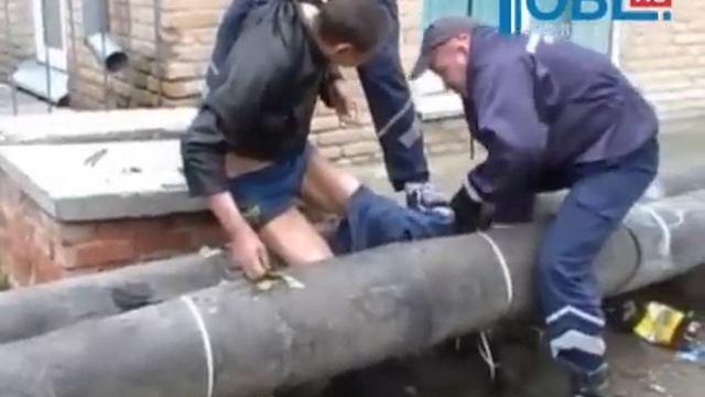 Спасателям пришлось снять с мужчины штаны, чтобы сохранить ему жизнь смотреть онлайн