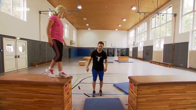 Sprung über jedes Hindernis - Charlotte läuft Parkour | Dein großer Tag | SWR Plus смотреть онлайн