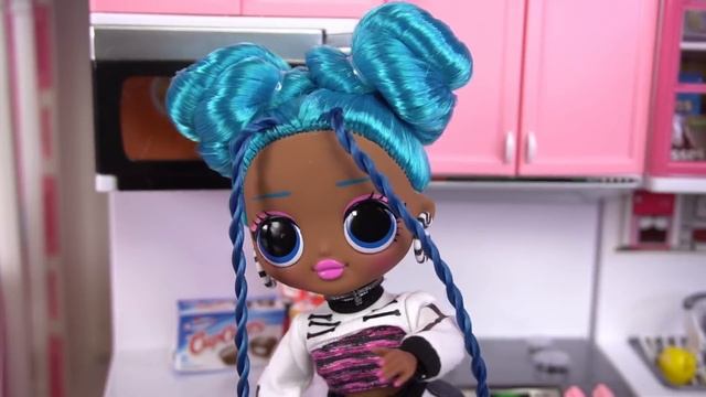LOL OMG Doll Family Slumber Party with Little Sisters - Titi Toys Barbie Story смотреть онлайн