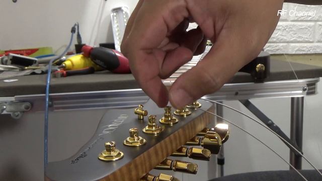 Gotoh HAP Locking Tuner - How to change the strings смотреть онлайн