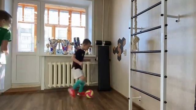 Шведская Стенка В Квартиру: Тренировка с мячом для детей смотреть онлайн