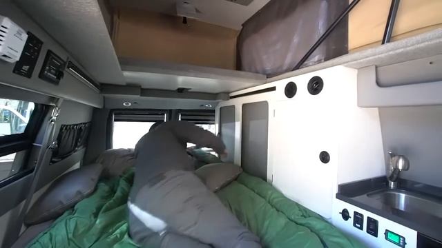 2020 Sportsmobile Classic 4x4 Camper Van Tour - Old School Esthetics With Modern Technology смотреть онлайн