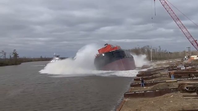 Спуск на воду буксира-баржи Kim Bouchard cvget смотреть онлайн