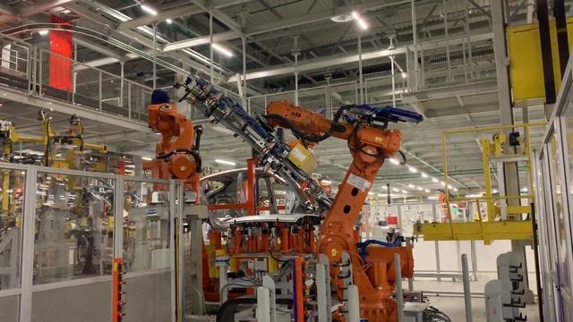 Роботы ABB "варят" кузов Haval F7x на заводе в Узловой смотреть онлайн