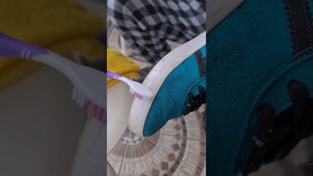 Как быстро очистить белую подошву на обуви(делюсь)#shorts смотреть онлайн