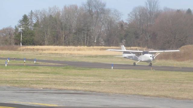 Beechcraft B200 Super King Air & Cessna 172S Skyhawk SP Landing At Doylestown Airport (DYL)
