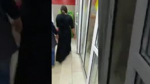 Как цыганка ворует в продуктовый магазин