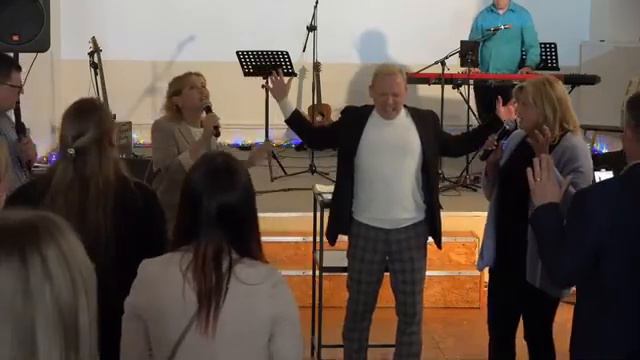 Заключительный вечерний блок, делится словом и молитвой Jussi Korvalärvi from Finland. смотреть онлайн