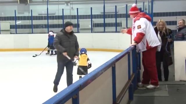 Наступают на пятки (крошки-хоккеисты) смотреть онлайн