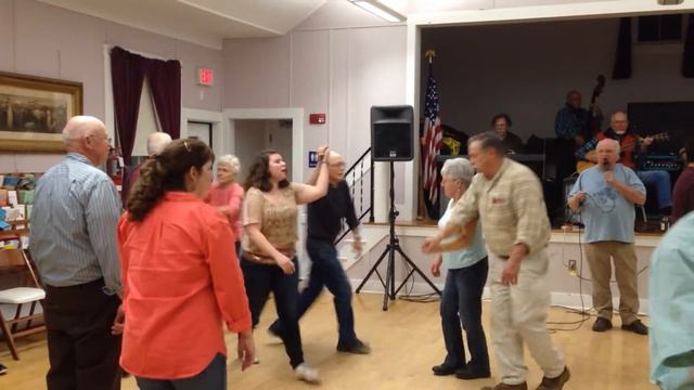 Redwing / Dip and Dive - singing square dance смотреть онлайн