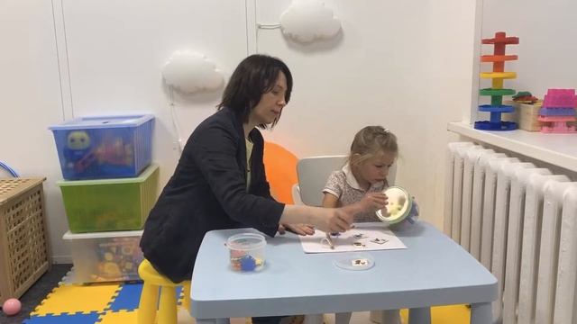 Гиперактивный ребенок - что делать? Занятие с дефектологом за столом. ВидеоУрок смотреть онлайн