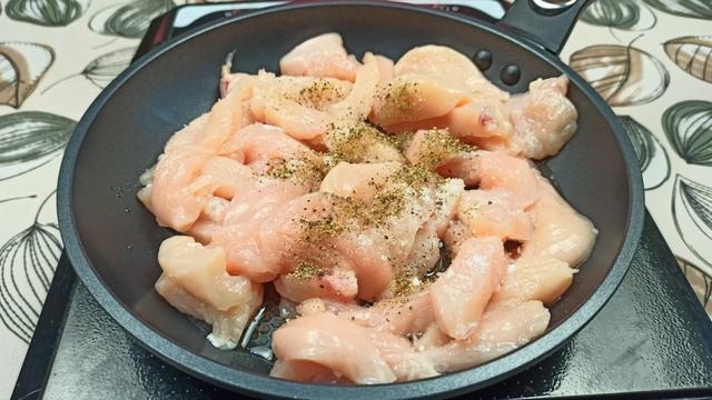 Куриное филе с кабачками и сметаной.Очень вкусное блюдо смотреть онлайн