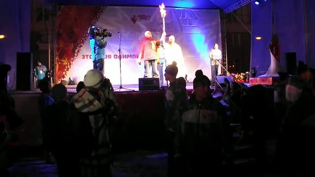Эстафета Олимпийского Огня. Ижевск 2 января 2014. Галина Кулакова зажигает чашу Олимпийского Огня смотреть онлайн