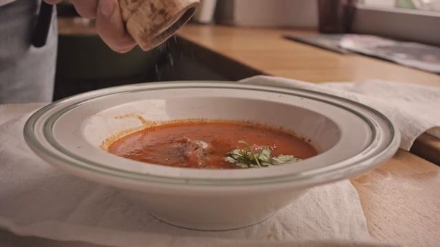 Chef's Instagram. Томатный суп с беконом и кинзой.