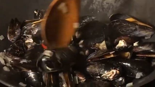 Вкуснейший рыбный суп со сливками, креветками, моллюсками и лососем ? смотреть онлайн