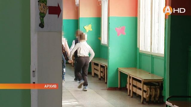 12-летнюю девочку нашли в школьной раздевалке в луже крови смотреть онлайн