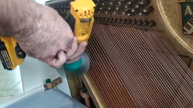 Басовые струны. Удаление окисления. смотреть онлайн