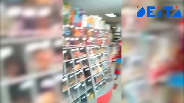 DEITA.RU Представитель полиции входит в магазины Приморья без маски смотреть онлайн