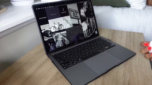 MACBOOK AIR M1 IN ( SPACE GRAY ) UNBOXING + ACCESSORIES смотреть онлайн