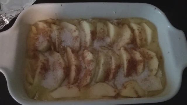 Печем яблочный бисквитный пирог