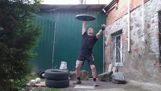 #дедкачок Тренировки после 50 лет. "Присед официанта" с люком 30 кг. смотреть онлайн