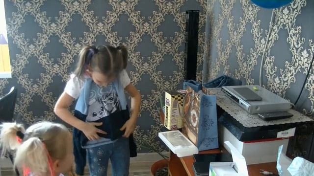 Аня получает подарки на свой День рождения! Анютке 8 лет!!! Ее первый телефон! Примеряет обновки. смотреть онлайн
