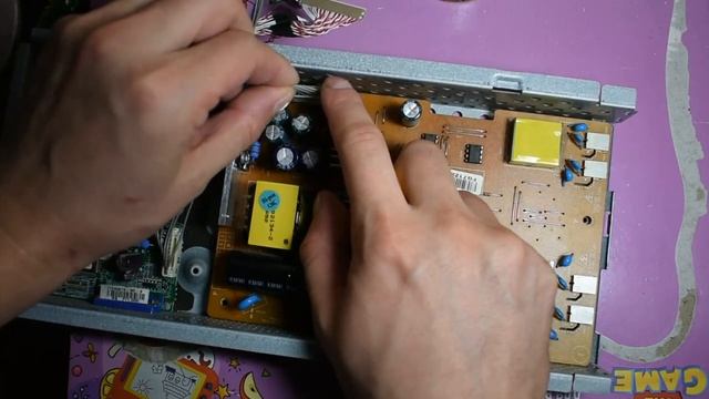 Всего лишь 2 детали и монитор снова в строю. Ремонт монитора LG FLATRON L1753S смотреть онлайн