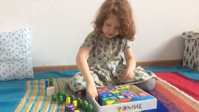 Весна играет с конструктором "Веселый городок". Томик. смотреть онлайн