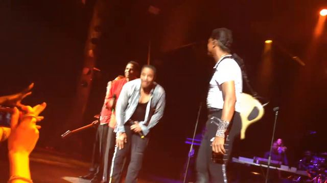 The Jacksons live in Paris: "Shake Your Body" (Outro) смотреть онлайн