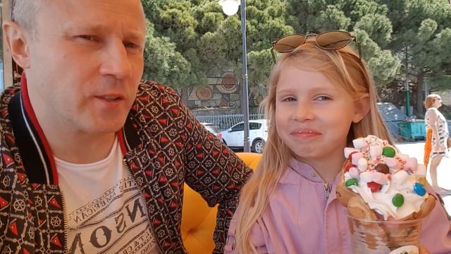 Едим гонконгскую вафлю! Мммм... Вкусняшка!????