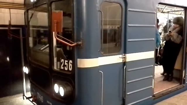Электропоезд 81-717 номерной 256 прибывает на ст.метро Чёрная речка смотреть онлайн