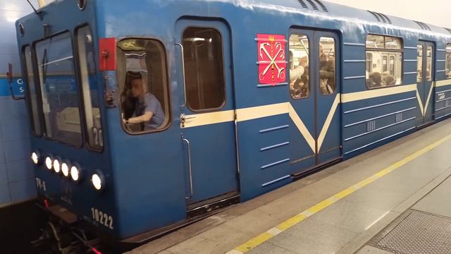 Отправление Редкого Поезда Боинг на Станции Сенная Площадь смотреть онлайн