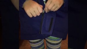 Одевание, застёгивание куртки на замок