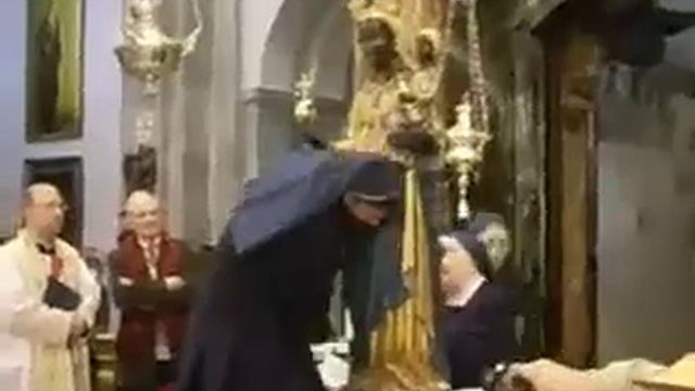 La pulizia della statua della Madonna Nera di Oropa смотреть онлайн