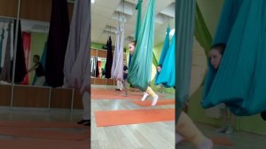 Аэройога для детей. Асаны на коврике и в гамаке. Позы горы, ребенка, верблюда, лодки.