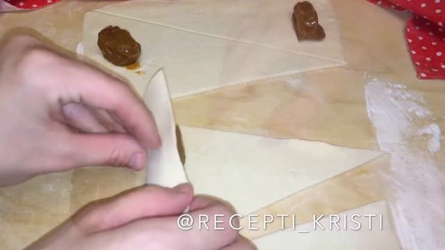Круассаны с варёной сгущёнкой: рецепт от Foodman.club смотреть онлайн
