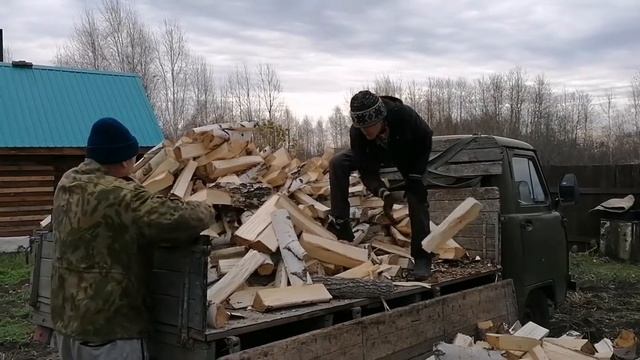 Остановил на дороге машину, груженую дровами, и купил их себе на дачу смотреть онлайн