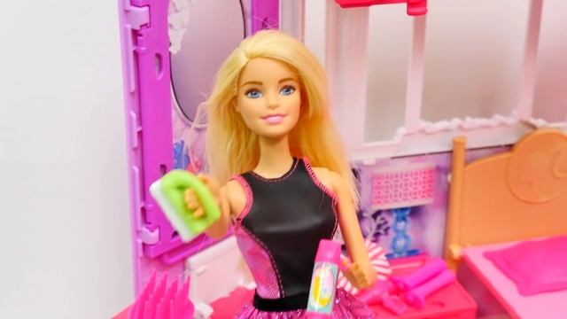 Barbie Ile Oynuyoruz. Temizlik Ve Yemek Yapma Oyunu