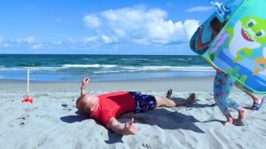 Катя и Макс с папой на пляже