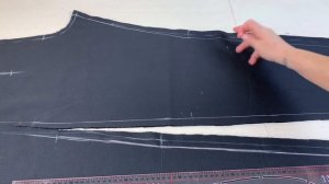 Кроим брюки сразу на ткани по двум меркам. Задняя половинка брюк.