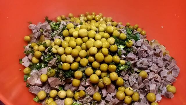 Салат Столичный,вкуснее Оливье!!! С Языком и сметаной... смотреть онлайн