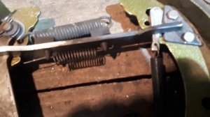 Регулировочный клин зазора задних барабанных тормозных колодок.