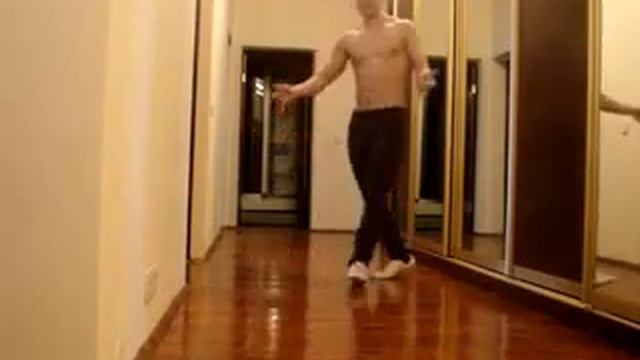 Красивый молодой человек танцует классно смотреть онлайн