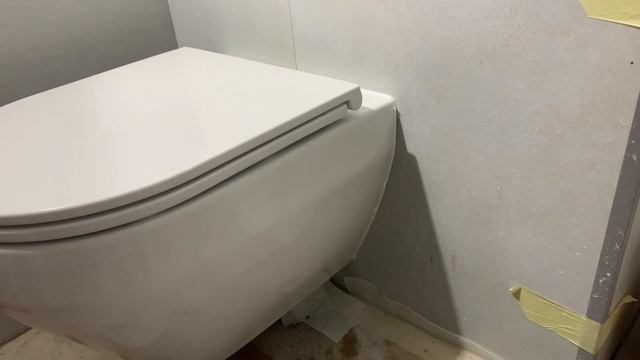 Устанавливаем сидение унитаза и силиконом щель между унитазом и плиткой смотреть онлайн