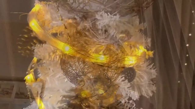 Как украсить ёлку белого цвета. Идеи для новогоднего декора. Золото и бронза. смотреть онлайн